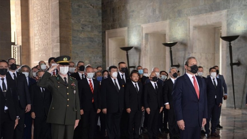 Galatasaray Kulübü Başkanı Burak Elmas, Anıtkabir’i ziyaret etti