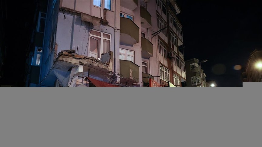 Avcılar’da bir apartmanın balkonu çöktü