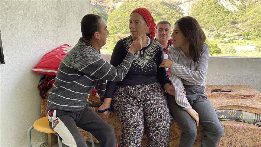 Bingöl’de ömrünü 3 engelli çocuğuna adayan ‘Altın’ anne