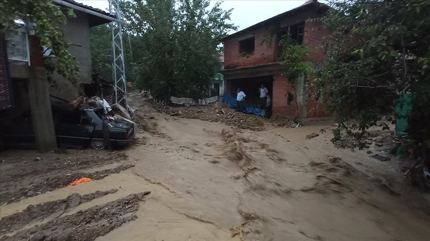 Kütahya’da sağanak nedeniyle 2 köyde sel meydana geldi, tarım arazileri zarar gördü