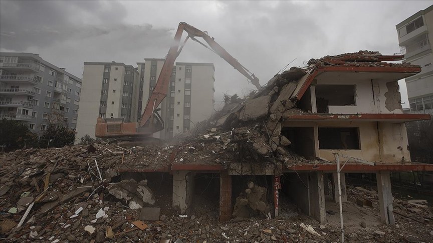İzmir depreminde yıkılan binalarla ilgili soruşturmada şüphelilere bilinçli taksirle ölüme neden olma suçlaması