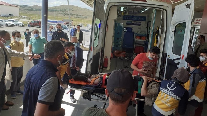 Kars’ta kamyonet şarampole devrildi: Bir astsubay şehit oldu, 3 sivil öldü, bir asker de yaralandı