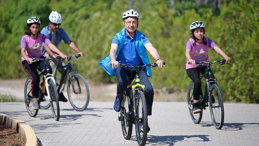 Cumhurbaşkanı Yardımcısı Oktay’dan Dünya Bisiklet Günü paylaşımı: Tertemiz bir doğa için pedalları çevirelim