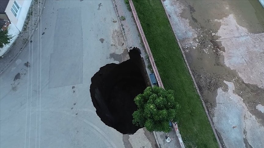 Sivas’ta köprü yapımı için sondaj çalışması sırasında yol çöktü
