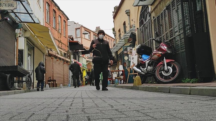 Balat’ın tarih kokan sokaklarında tavşankanı çayıyla muhabbetin kapılarını aralıyor
