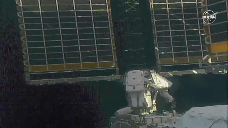Astronotlar, Uluslararası Uzay İstasyonu’nda güneş panellerinin kurulumu için yürüyüşe çıktı