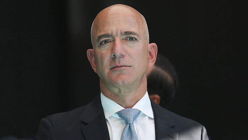 Uzay yolculuğunda Amazon’un kurucusu Bezos’un yanındaki koltuk 28 milyon dolara satıldı