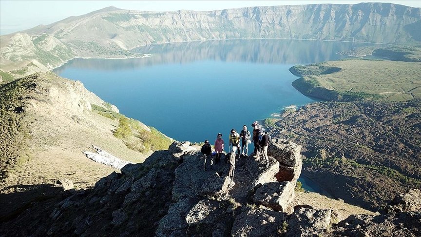 Nemrut Krater Gölü’nde çevre temizliğine dikkat çekmek için doğa yürüyüşü