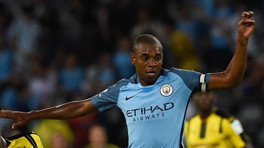 Fernandinho bir sezon daha Manchester City’de