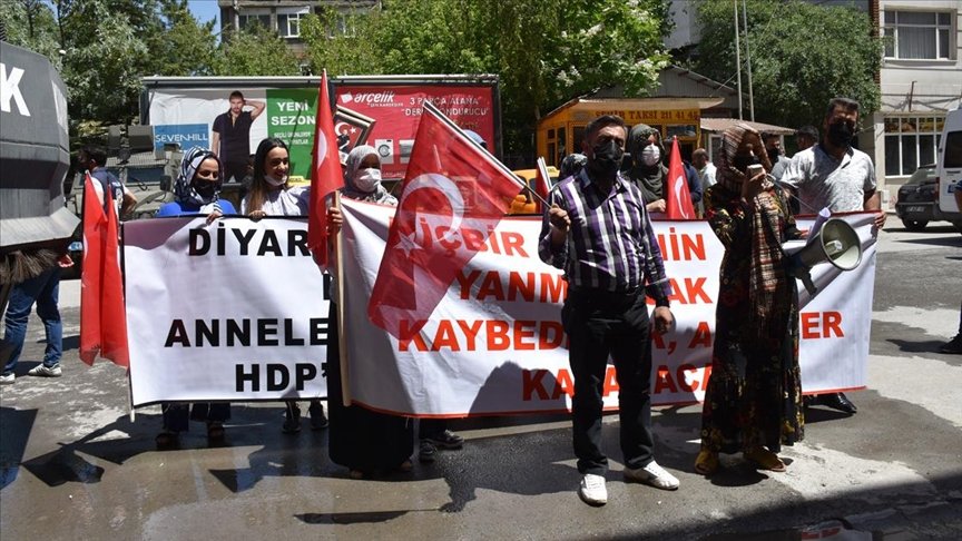 Hakkari’de terör mağduru aileler HDP İl Başkanlığı önünde eylem yaptı