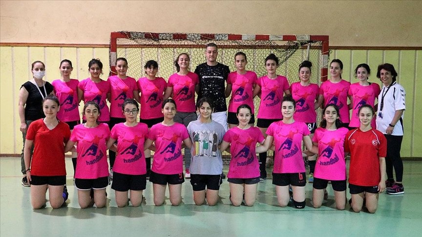 Kız çocuklarının spor yapması için kurulan hentbol takımı 1. Lig’e çıkmak için mücadele edecek