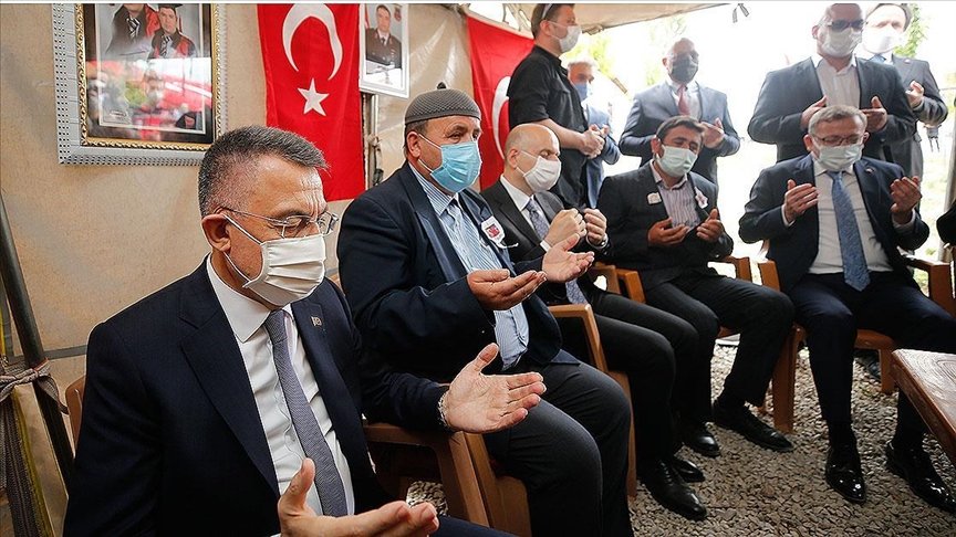 Cumhurbaşkanı Yardımcısı Oktay, şehit Teğmen Baki Koçak’ın ailesini ziyaret etti