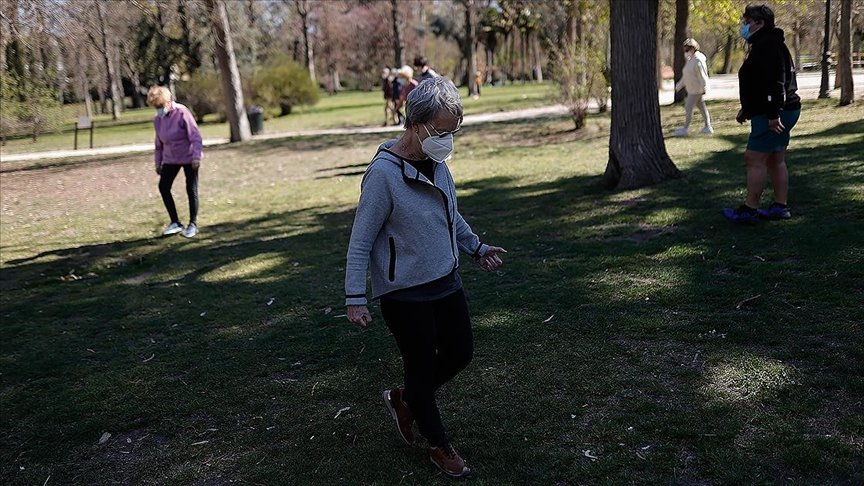 İspanya’da hafta sonundan itibaren açık alanda maske takma zorunluğu kaldırılıyor