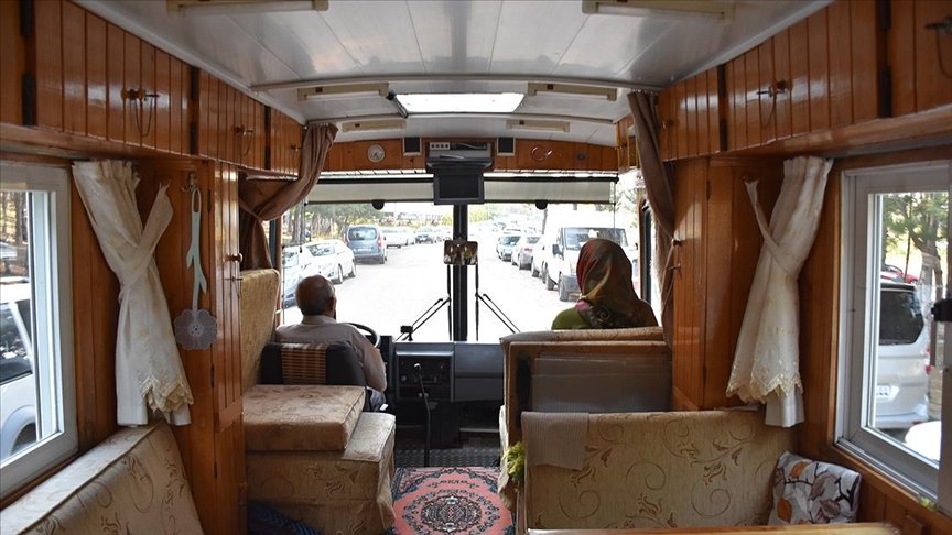Motokaravana dönüştürdüğü eski model yolcu minibüsüyle Türkiye’yi geziyor