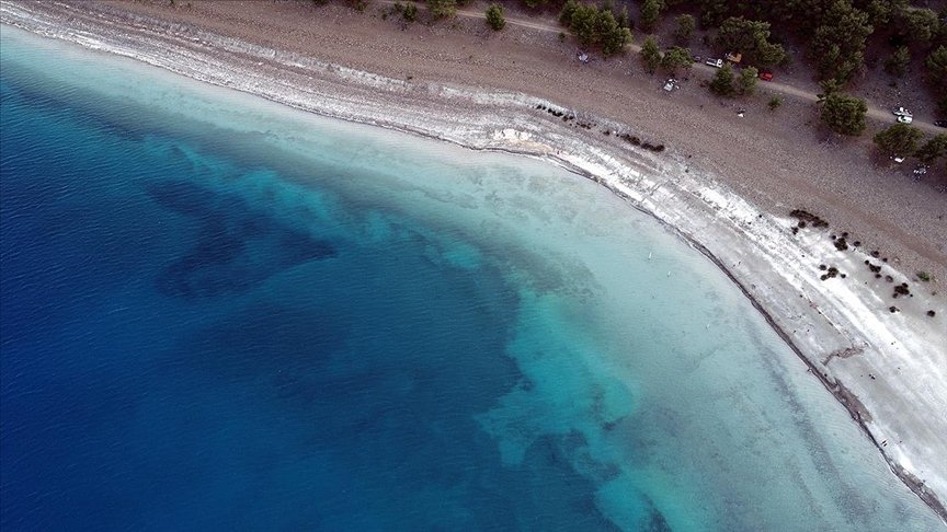 Salda Gölü’nde oluşan kalp şeklindeki görüntü ilgi çekti