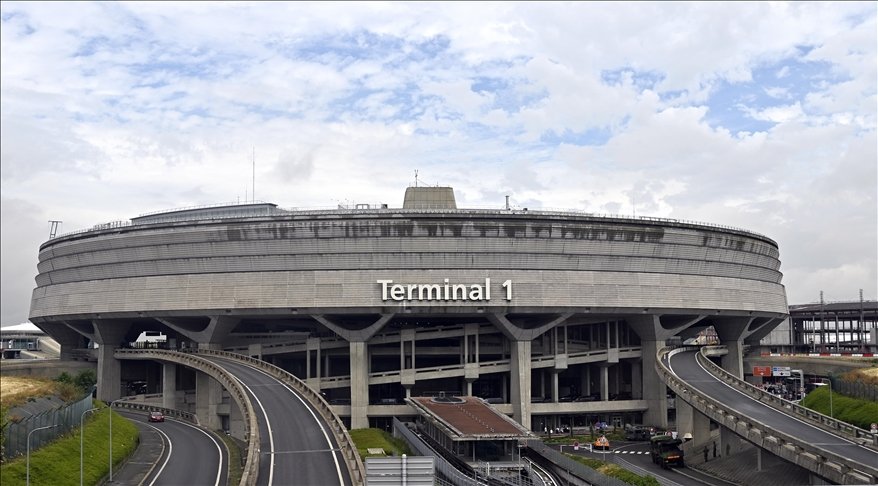 Paris havalimanlarında grev yapan çalışanlar Charles de Gaulle Havalimanı’nda terminal kapattı