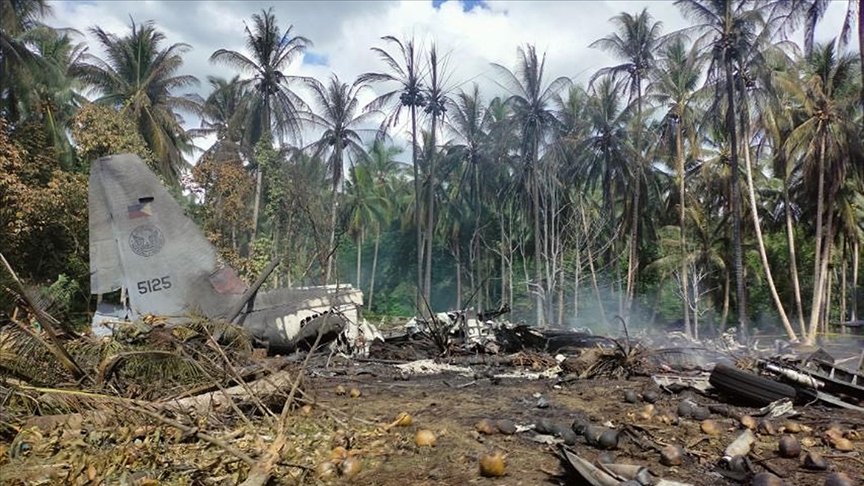 Filipinler’de düşen askeri uçağın kara kutusu bulundu