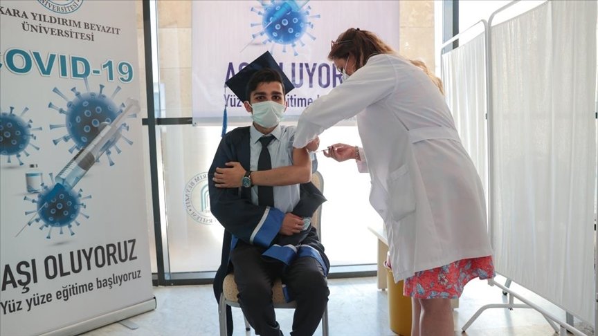 Tıp fakültesi öğrencilerinden aşı kampanyalı mezuniyet töreni