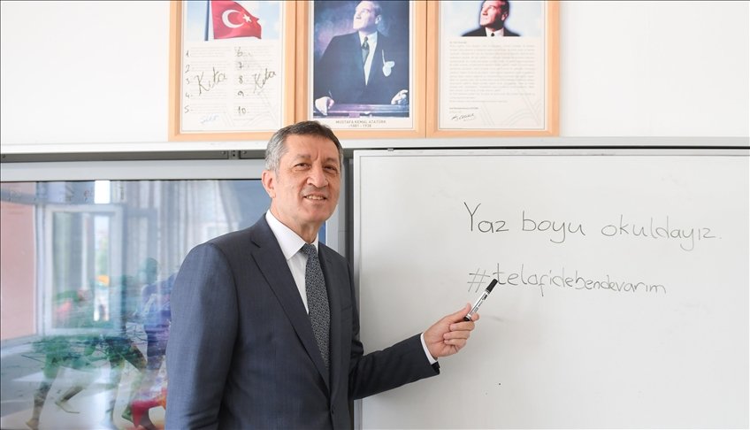 Milli Eğitim Bakanı Selçuk, köy okulundaki öğrencilerin karne sevincine ortak oldu