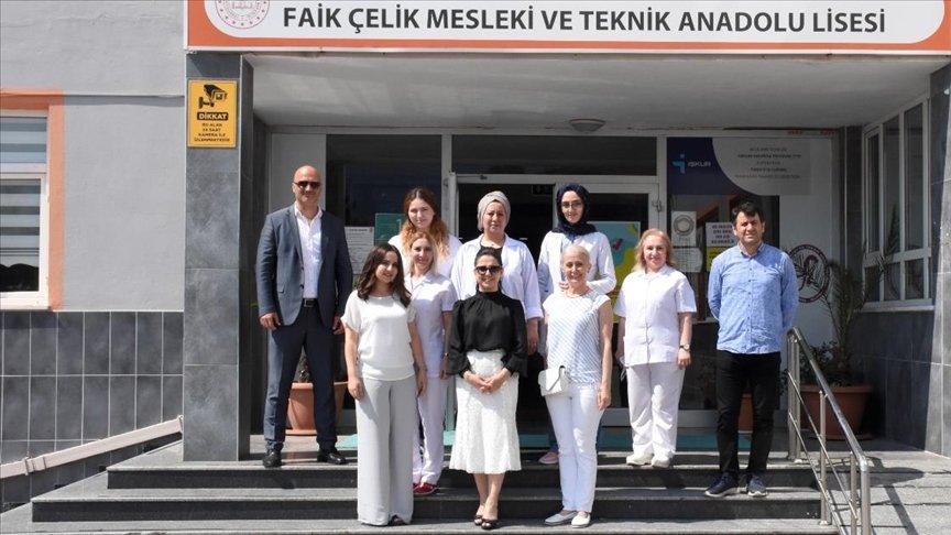 Bursa’da meslek liseli gönüllüler, mahalle sakinlerinin yardımına koştu