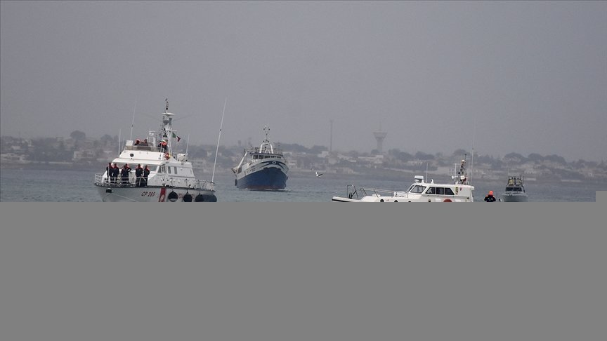 İtalya, Akdeniz’de göçmenleri kurtaran bir STK gemisini limanda durdurdu