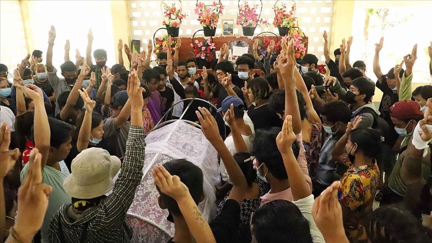 Myanmar’da darbe karşıtlarına saldıran güvenlik güçleri 25 kişiyi öldürdü