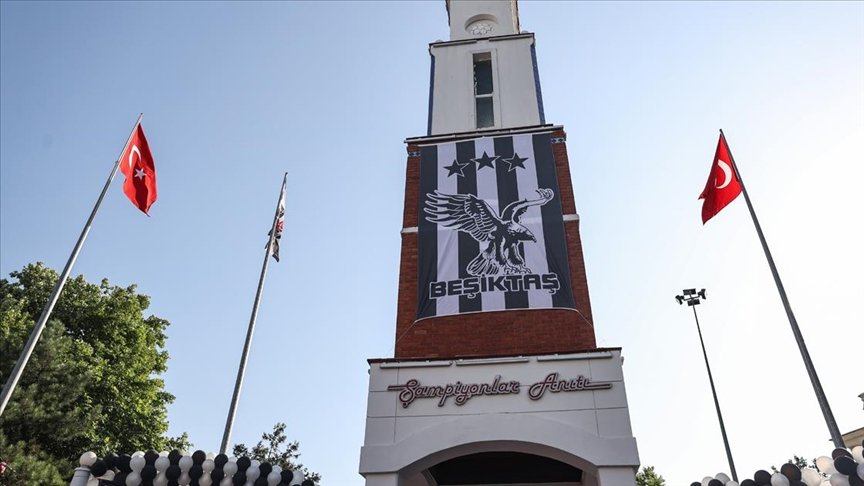 Beşiktaş bayrağı Şampiyonlar Anıtı’na çekildi