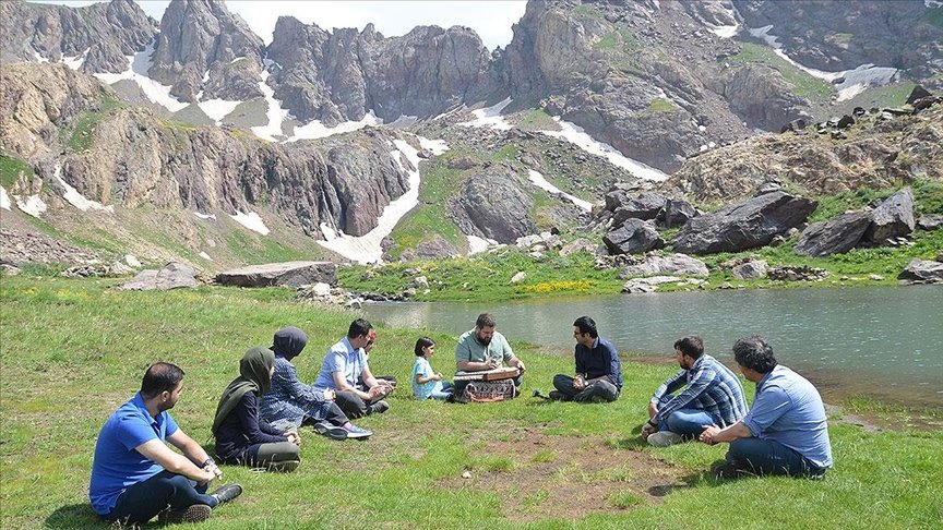 Huzurun adresi Cilo Dağları’nda erbane ve santur dinletisi