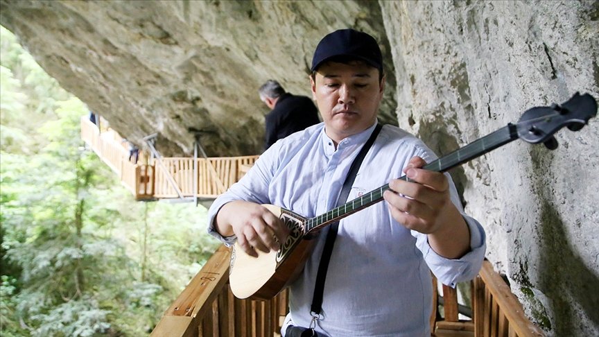 Kazak sanatçı Musayev 3 kilometrelik Horma Kanyonu’nu dombra çalıp türkü söyleyerek geçti