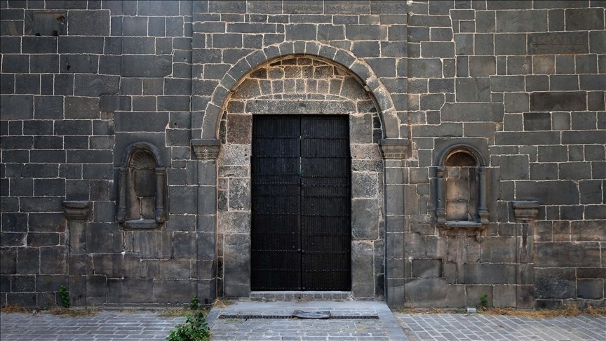 Diyarbakır Surları’ndaki tarihi Dağkapı, 79 yıl sonra restorasyonunun ardından yerine takıldı