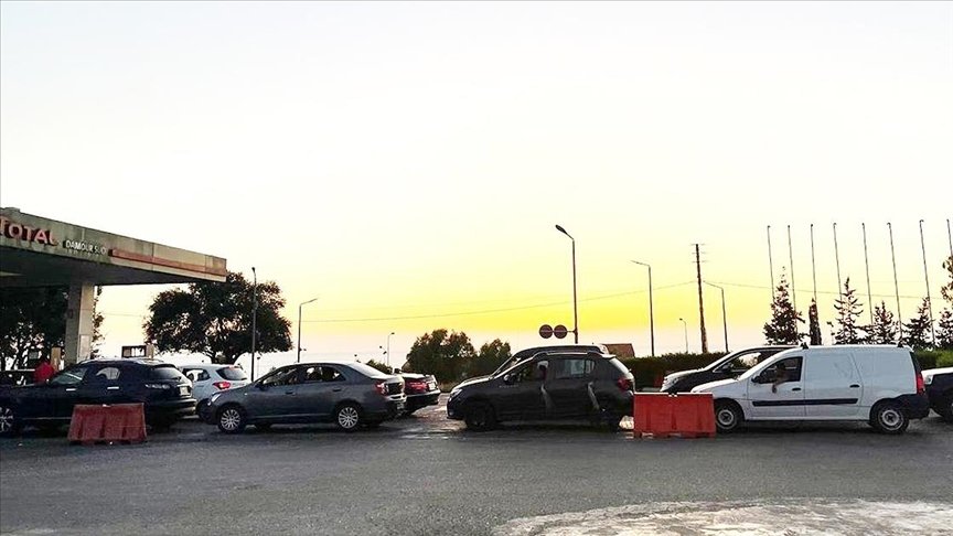Benzin krizinin yaşandığı Lübnan’da akaryakıt istasyonunda bıçaklı kavga: 12 yaralı