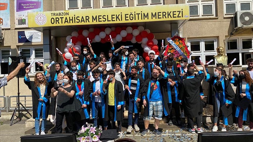 MEB’in mesleki eğitim merkezleri, ilk lise diplomalı mezunlarını verdi