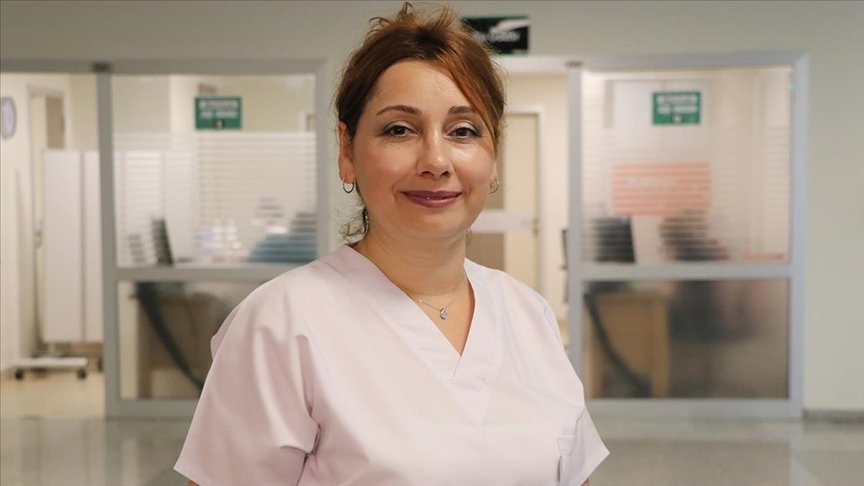 Ailesiyle Kovid-19’u atlatan Serpil hemşire aşılama çalışmalarında fedakarca görev yapıyor