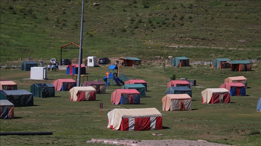 Erciyes’in eteklerindeki ‘Tekir Yaylası’na kurulan çadırlarda tatilciler, serin havanın keyfini çıkarıyor