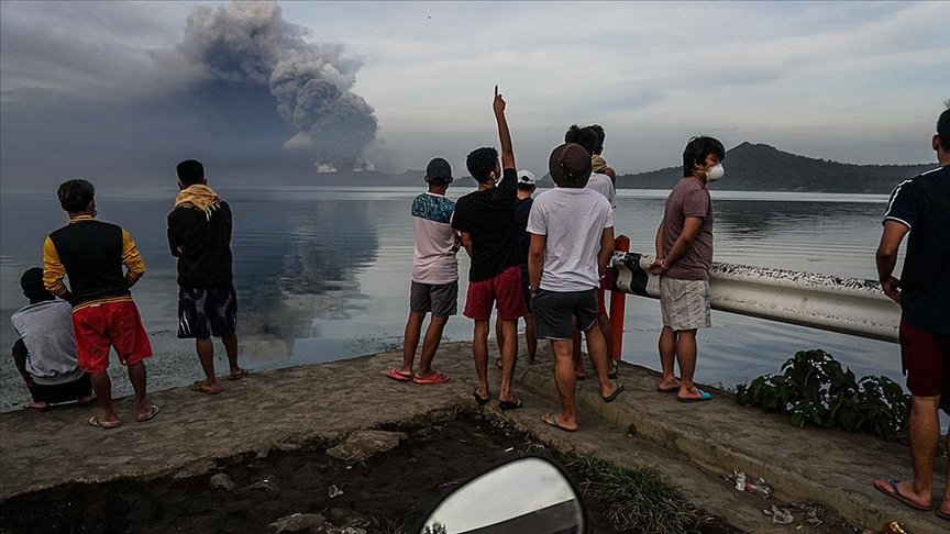 Filipinler’de Taal Yanardağı’ndaki hareketlilik nedeniyle binlerce kişi tahliye ediliyor