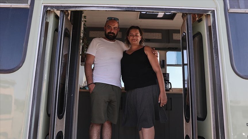 Sürekli iş seyahatine çıkan çift konaklama sorununu eve dönüştürdükleri otobüsle çözdü