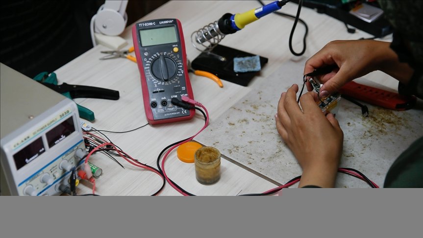 Suriyeli kadınlar güneş enerjili şarj cihazı üretimiyle ekonomik bağımsızlıklarını kazanmaya çalışıyor