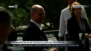 Almanya’da Olaf Scholz’a Çıplak Protesto