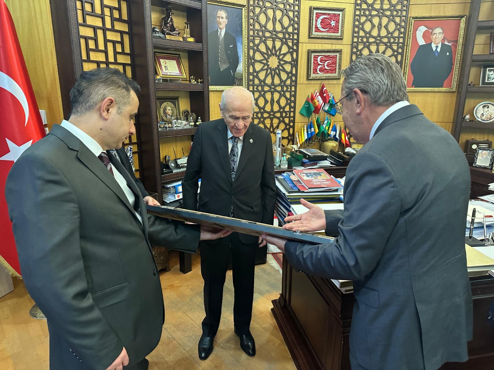 Bahçeli’ye Çerkes Kılıcı Şaşka Takdim Edildi | Bahçeli Kafkas Heyetini Ağırladı