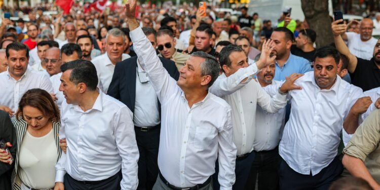 Belediyelerde Hesaplar Tutmadı! 9 Büyükşehirden Özgür Özel’e Şok