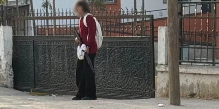 Van’da Korku Dolu Anlar! Kız Öğrenci Okula Pompalı Tüfekle Geldi