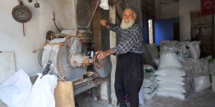 84 Yaşında Mesleğini Yaşatıyor! 70 Yıldır Aynı Değirmenin Başında