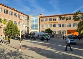Manisa’da Okul Önünde Can Pazarı! 11 Öğrenci Yaralandı Saldırgan ve Ailesi Gözaltında