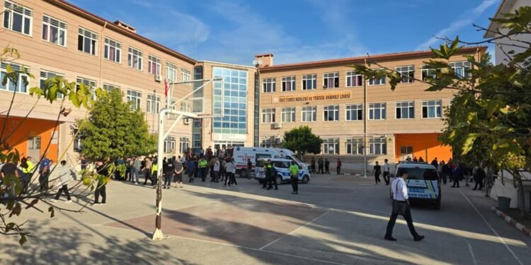 Manisa’da Okul Önünde Can Pazarı! 11 Öğrenci Yaralandı Saldırgan ve Ailesi Gözaltında
