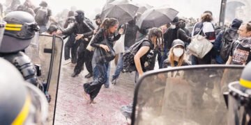 Paris Savaş Alanına Döndü! Öğrenci Protestolarında Ortalık Karıştı