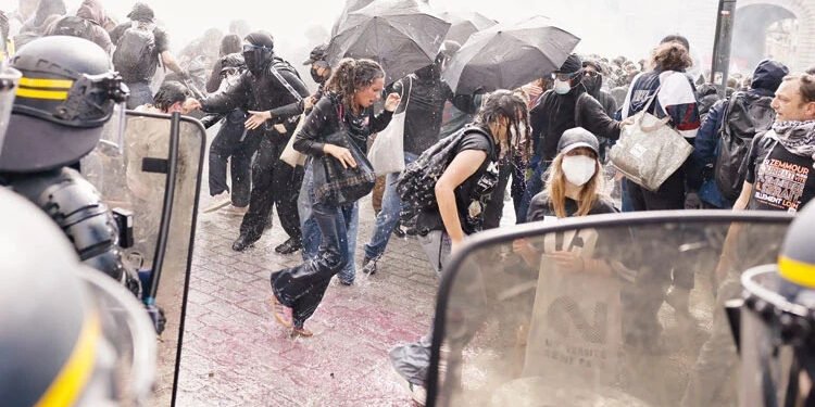 Paris Savaş Alanına Döndü! Öğrenci Protestolarında Ortalık Karıştı