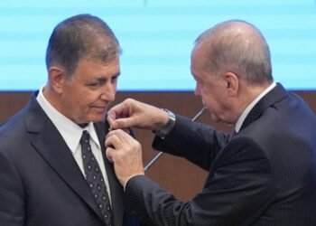 İzmir AK Parti’ye Geçti! Cemil Tugay’a Rozetini Cumhurbaşkanı Erdoğan Taktı