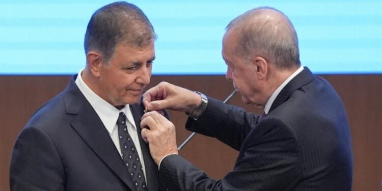 İzmir AK Parti’ye Geçti! Cemil Tugay’a Rozetini Cumhurbaşkanı Erdoğan Taktı