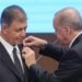 İzmir AK Parti’ye Geçti! Cemil Tugay’a Rozetini Cumhurbaşkanı Erdoğan Taktı