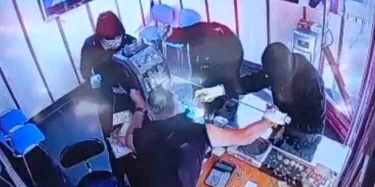 Gaziantep’te Silahlı Ve Biber Gazlı Kuyumcu Soygunu! 5,6 Milyon Liralık Altın Çaldılar